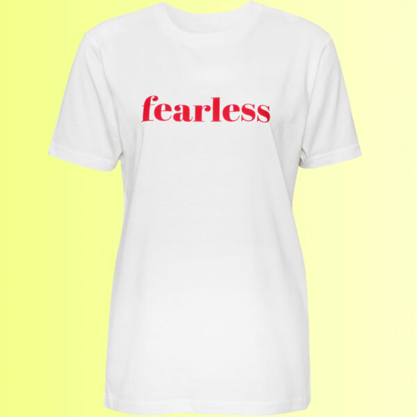 cooles weisses shirt mit rotem fearless aufdruck für damen und herren