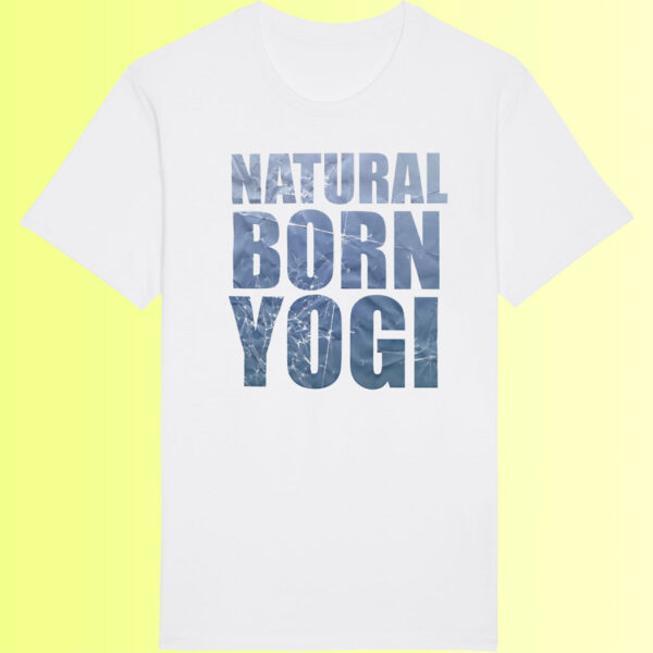 weisses yoga shirt für herren mit natural born yogi aufdruck organic